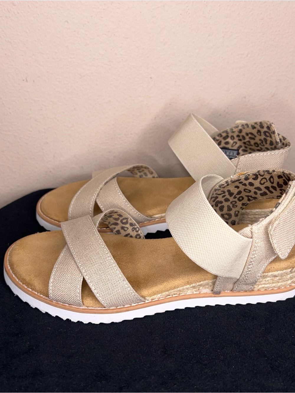 Size 6 Women’s Bobs Sandals Beige Tan Comfort Memory Foam Espadrilles - Picture 4 of 15